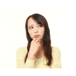 矯正治療の痛みに不安を感じる女性